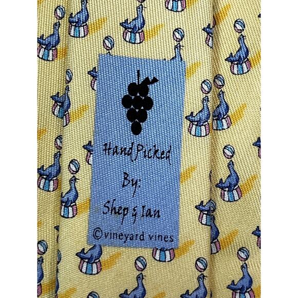 Vineyard Vines Martha Vineyards Necktie Seal playing with ball Yellow Blue - Picture 3 of 6